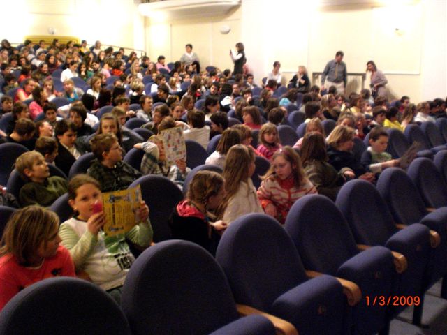 1.3.2010 divadlo v SU (7).JPG